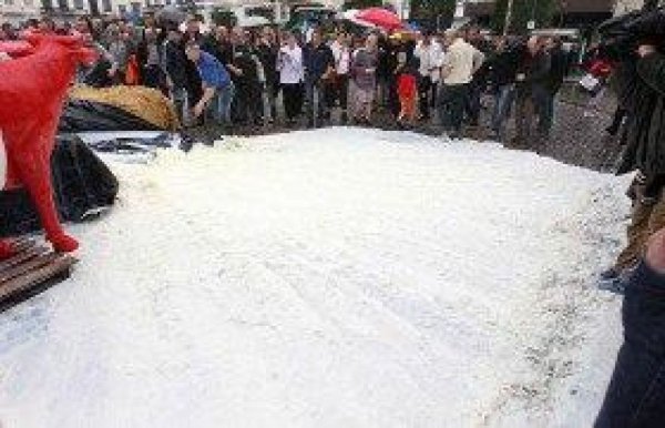 Молочный протест фермеров в Великобритании превратился в акцию вандализма