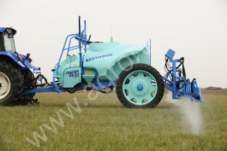 Опрыскиватель прицепной. Стабильная штанга