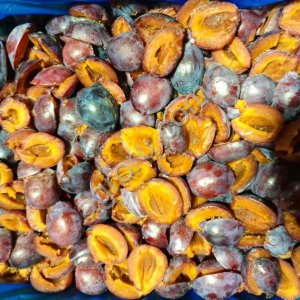 Слива половинки