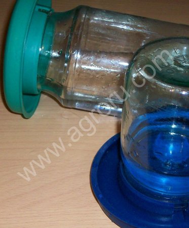 поилки-крышки вакуумные на стеклянную банку для цыплят, утят и пр.