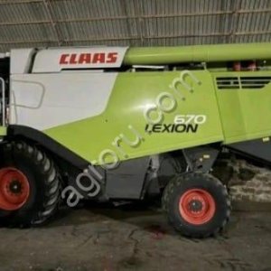Зерноуборочный комбайн Claas Lexion.