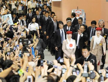 В аэропорту Пхеньяна у футболистов Японии конфисковали жвачку и фрукты