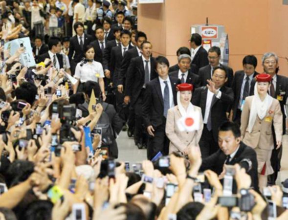 В аэропорту Пхеньяна у футболистов Японии конфисковали жвачку и фрукты