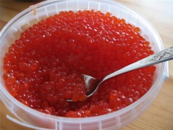 В вертолете, прилетевшем в Магадан, нашли полтонны браконьерской икры