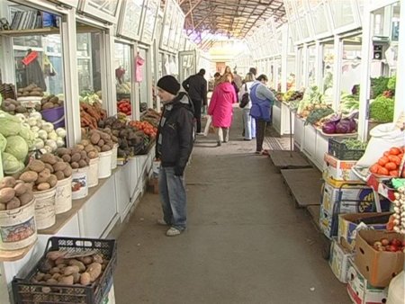 Одесситы запасаются картошкой и луком, а продавцы терпят убытки