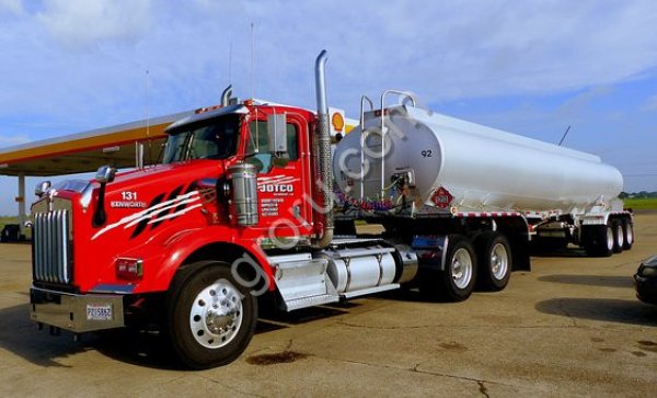 Реализует масло подсолнечное наливом и фасовка.