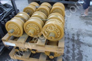 Каток опорный двубортный для Komatsu D375 A-2