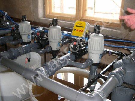 Дозатор MixRite для подачи удобрений и других добавок.