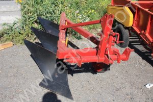 Плуг 3х корпусной