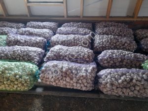 Чеснок, чеснок дроблённый вручную на дольки.