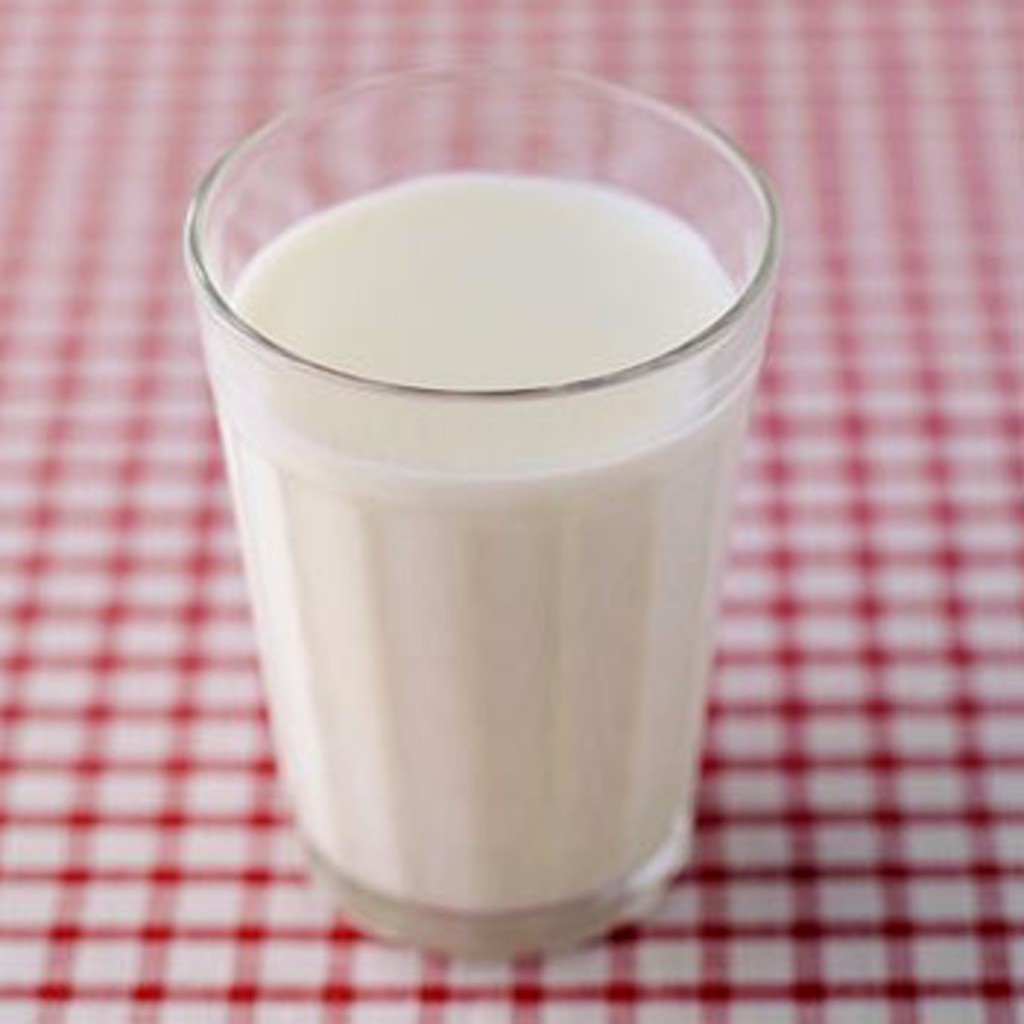 Ребенок со стаканом молока
