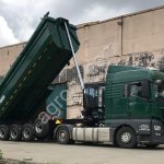 Полуприцеп самосвальныи трехосныи с задним свалом