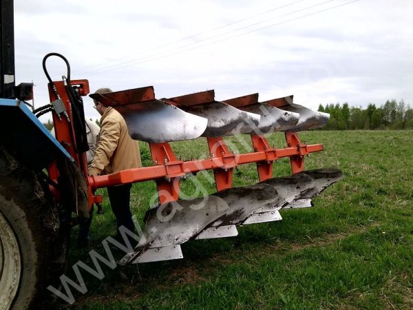 Оборотный 4-х корпуснй плуг