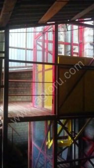 Шахтный грузовой подъёмник. Клетьевой подъёмник. Шахта – металлическая самонесущая.