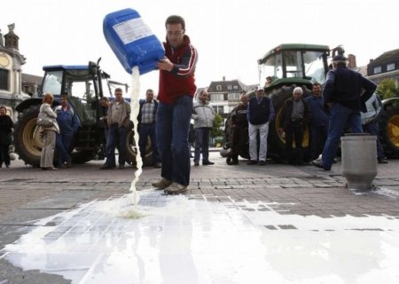 Крестьяне протестуют против низких закупочных цен на молоко