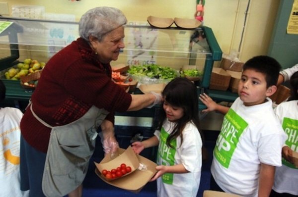 В Киеве школьников кормили овощами с повышенным содержанием цинка