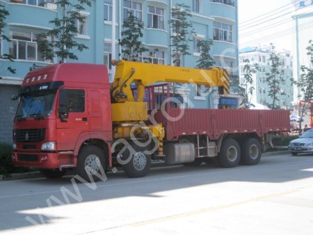 Бортовой грузовик с манипулятором