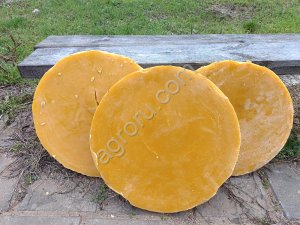 Воск натуральный, пчелиный.