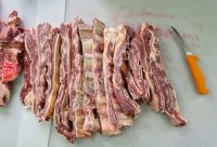 Говядина породы Герефорд в отрубах, кусочки мяса