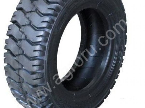 Шины разных размеров для вилочных погрузчиков.