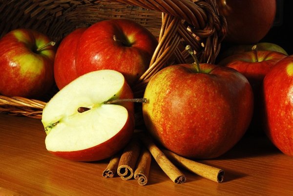 Сладкий плавленный пастообразный сыр с яблоком и корицей