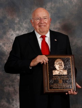 Компания AGCO скорбит в связи с уходом из жизни своего основателя Роберта Дж. Рэтлиффа