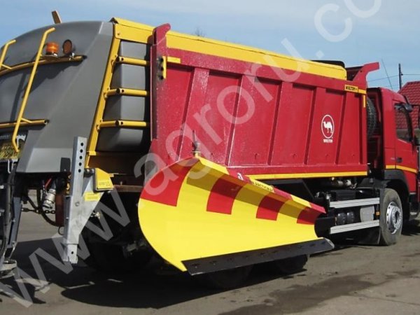 Комбинированная дорожная машина AM COMBI на базе самосвала Volvo FMX