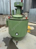 Машина для смешивания или хранения красок и хим. веществ