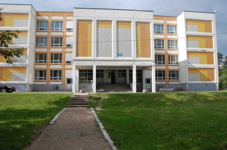 На территории школы Феодосии продавали табак и алкоголь