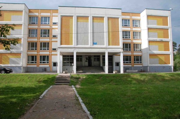 На территории школы Феодосии продавали табак и алкоголь