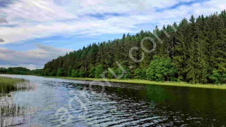 Участок у озера