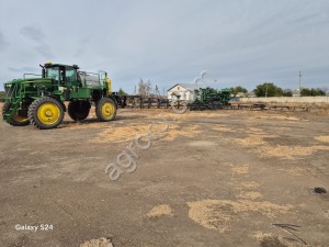 Самоходный опрыскиватель John Deere 4730