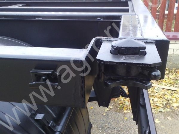 Прицеп-контейнеровоз с безбортовой платформой