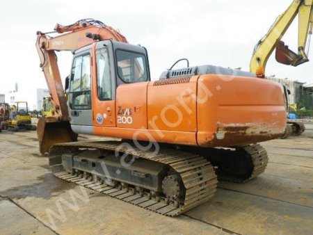 Экскаватор гусеничный Hitachi ZX200