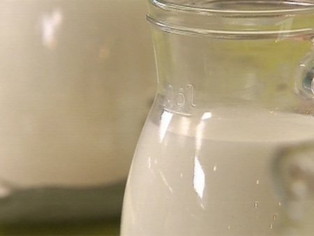 Казахстан закупает дорогое импортное молоко