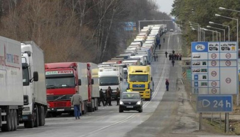 Во Франции фермеры нападают на грузовики с испанскими овощами