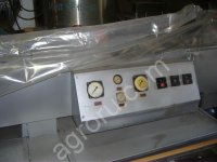 Машины для мойки банки и наклейки этикетки.