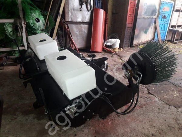 Дорожная щетка с бункером и лотковой щеткой