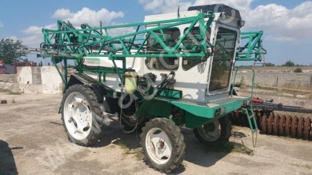 Самоходный опрыскиватель CHAVIOT 2000