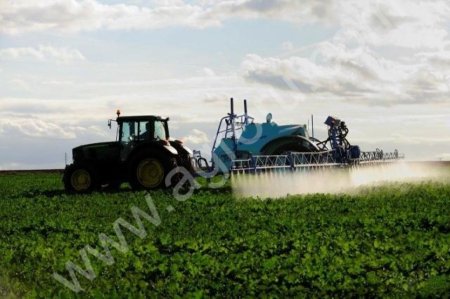 Опрыскиватель прицепной с приводом от колеса.