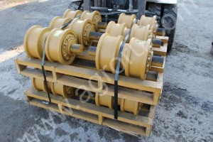 Каток опорный двубортный для Komatsu D375 A-2
