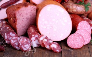 Просроченные колбасы, сардельки и мясные деликатесы.