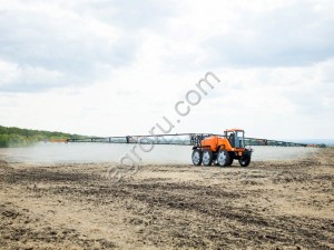 Самоходный опрыскиватель-разбрасыватель Туман-3