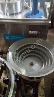 Укупорочный автомат для стеклобутылки под винтовой колпачок