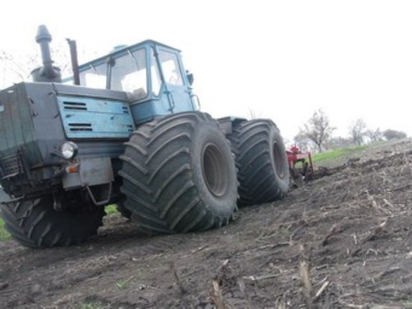 Трактор в поле