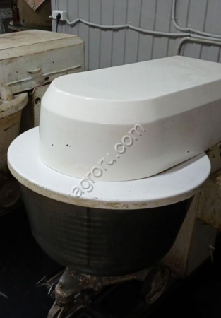 Тестомесильная машина с дежой 140 л