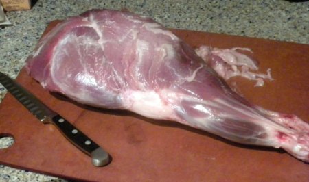 Владелец ограбленной мясной лавки продал тушку вора