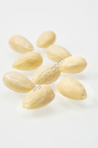 Миндаль бланшированный целый