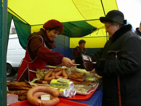 Горожане атаковали прилавки с дешевыми продуктами