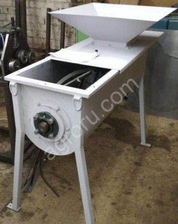 Кормосмеситель горизонтальный для влажных и сухих смесей